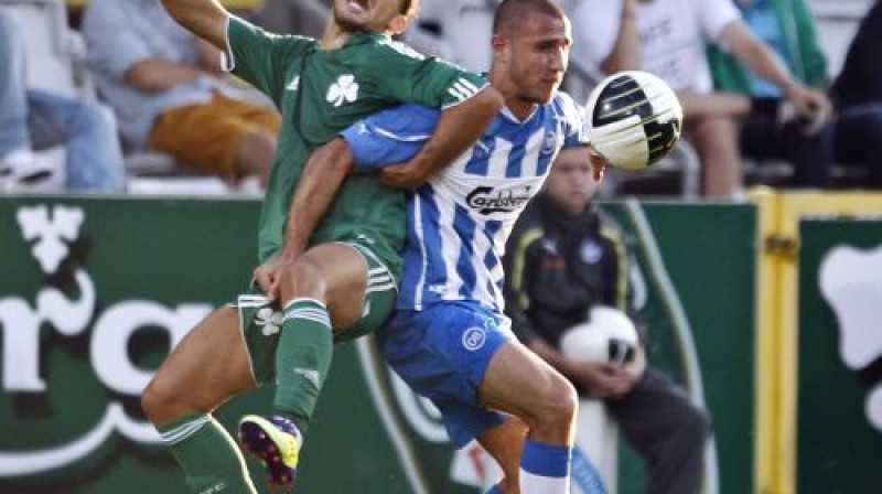 Cīņa par bumbu "OB" un "Panathinaikos" spēlē
Foto: AP/Scanpix