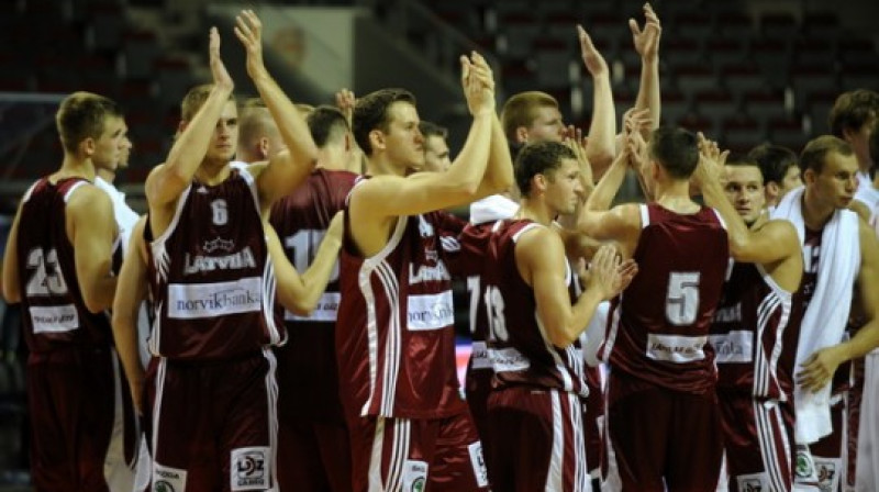 "Ko varēsim - izdarīsim," Latvijas basketbolisti cer uz līdzjutēju atbalstu Šauļos. Rīkotāji sola, ka biļešu pietiks.
Foto: Romāns Kokšarovs, Sporta Avīze/f64