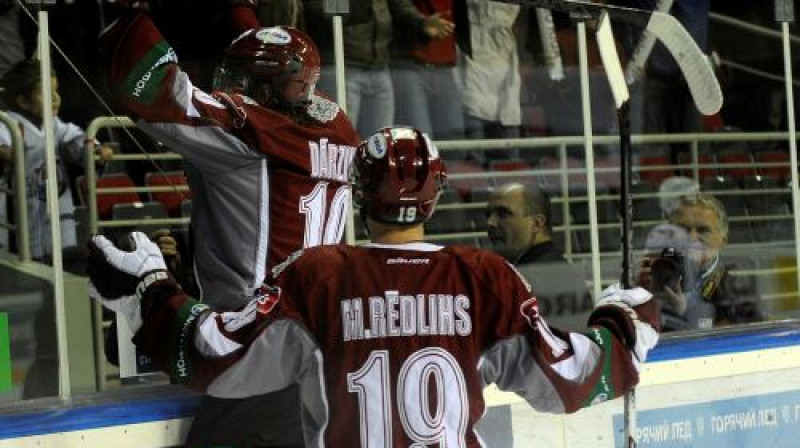 Lauris Dārziņš un Miķelis Rēdlihs allaž spēlējuši vienā maiņā. Tagad abi atrodas ierakumu pretējās pusēs
Foto: Romāns Kokšarovs, Sporta Avīze, f64