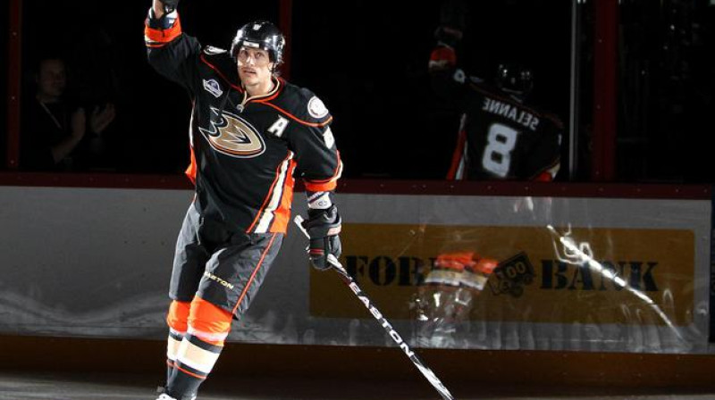 Pirms spēles īpaši silti tika sveikts vietējais varonis - Tēmu Selanne 
Foto: ducks.nhl.com