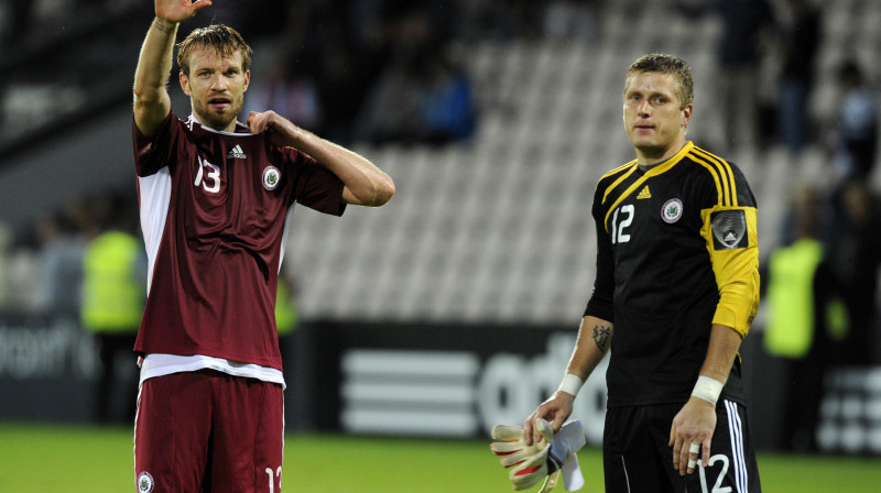 Andris Vaņins (pa labi) un Kaspars Gorkšs bija centrālā ass mūsu vārtu drošībai EURO 2012 kvalifikācijas ciklā. Foto: Romāns Kokšarovs, "Sporta Avīze"