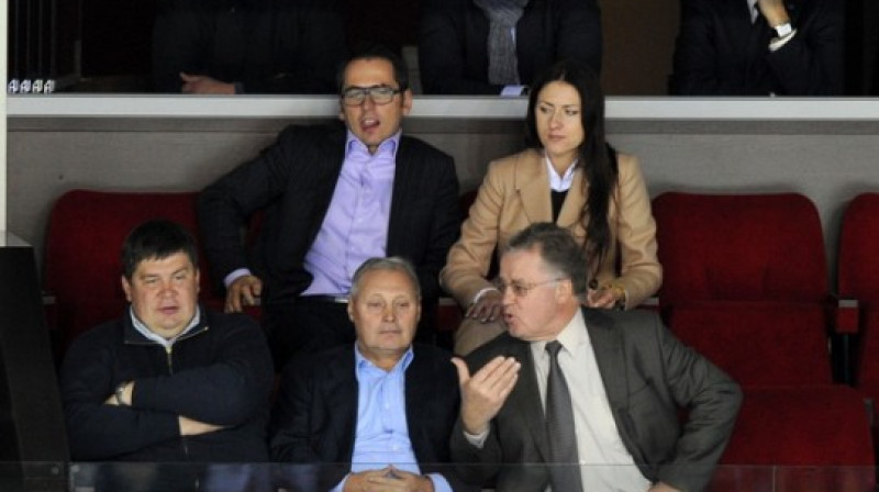 Pirmajā rindā sēdošo ķermeņu valoda saka, ka vienaldzīgo pie Dinamo katliņa nav. Jautājums - vai viņi saprot, ko vēlas? 

Foto: Romans Kokšarovs, F64, SA+