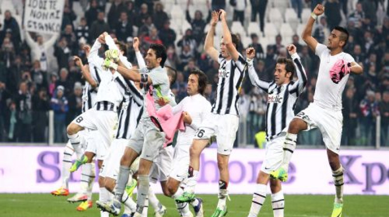 ''Juventus'' futbolisti pēc spēles atzīmē uzvaru
Foto: digitale/Scanpix