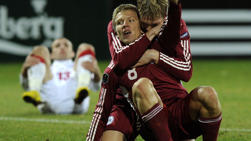 Vai Aleksandram Cauņam būs taisnība, un uz augšu pavērstais pirksts nozīmēs, ka tieši viņš kļūs par gada futbolistu Latvijā? Foto: Romāns Kokšarovs, "Sporta Avīze"