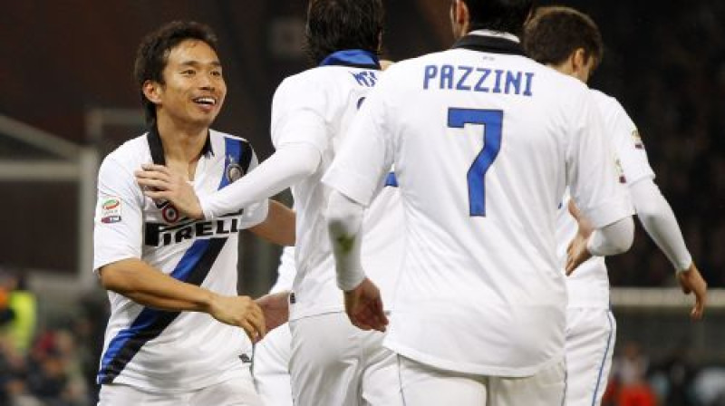 ''Inter'' uzvaras vārtu autors Juto Nagatomo (pa kreisi)
Foto: AP/Scanpix