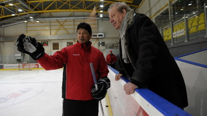 Teds Nolans var tikai no malas brīnīties par Latvijas hokeja saimniecības nacionālajām īpatnībām...

Foto: Romāns Kokšarovs, Sporta Avīze, f64