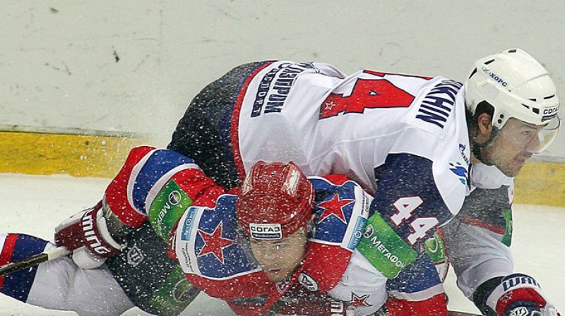 Izcelties "play-off" Nikolajam Proņinam traucēja ciešiem Jevgeņija Artjuhina apskāvieni
Foto: championat.com