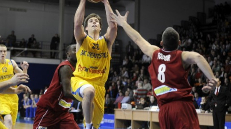 Tods Abernetijs un BK Ventspils: otrdien izšķirošā cīņā Eiropas Izaicinājuma kausa ceturtdaļfinālā.
Foto: Romans Kokšarovs, Sporta Avīze/f64