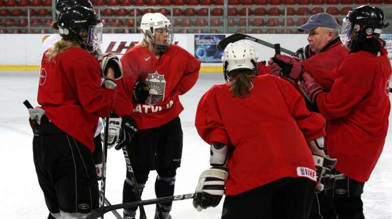 Latvijas sieviešu  hokeja izlases galvenais treneris Andrejs Zaķis dod norādījumus.
Foto: Juris Bērziņš-Soms