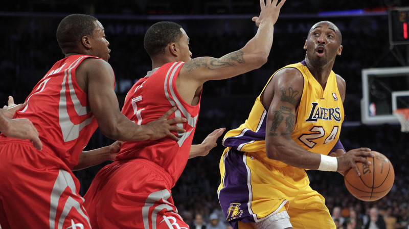 "Rockets" basketbolisti aizsardzībā pret Kobe Braientu
Foto: AP/Scanpix