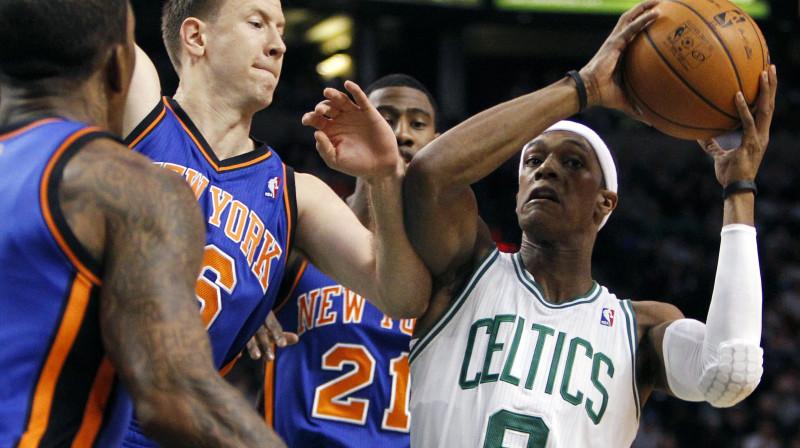 "Celtics" un Reižons Rondo (#9) centīsies trešo reizi šajā sezonā pieveikt "Knicks" 
Foto: AP/Scanpix