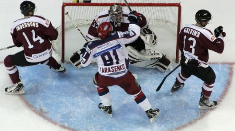 Ainava ap Latvijas izlases vārtiem spēlē pret Krievijas izlasi 21. aprīlī. Foto: Romāns Kokšarovs, Sporta Avīze / F64.