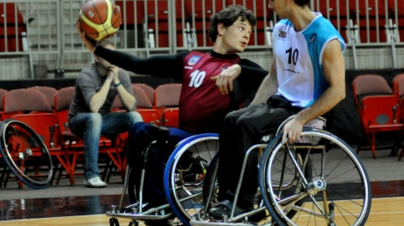 Latvijas Ratiņbasketbola čempionāta līderu duelis: Zemgale pret Rīgu.
Foto: Romualds Vambuts