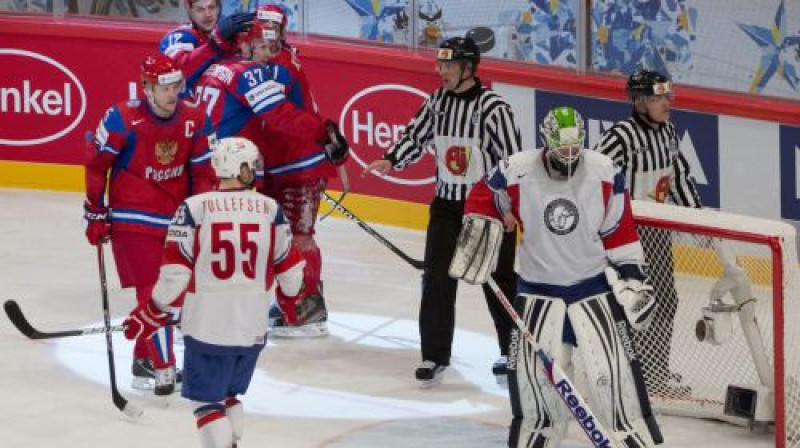 Krievi svin Nikolaja Kuļomina uzvaras vārtus
Foto: AFP/Scanpix