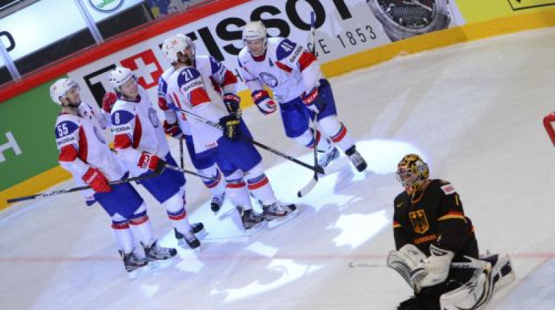 Norvēģijas hokejisti priecājas aiz pazemotā vārtsarga Dmitrija Kočņeva muguras
Foto: AFP/Scanpix