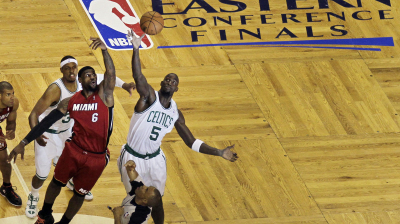 Lebrons Džeimss un Kevins Gārnets cīņā par bumbu
Foto: AP/Scanpix