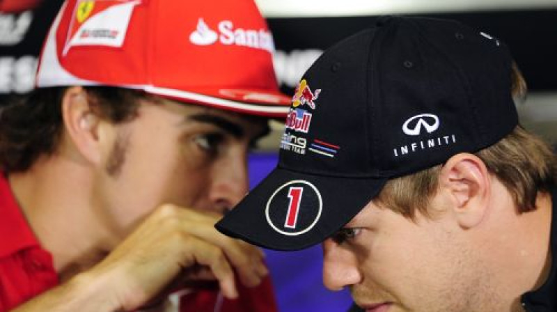 Fernando Alonso un Sebastjans Fetels vēl tik drīz nebūs komandas biedri
Foto: AFP/Scanpix