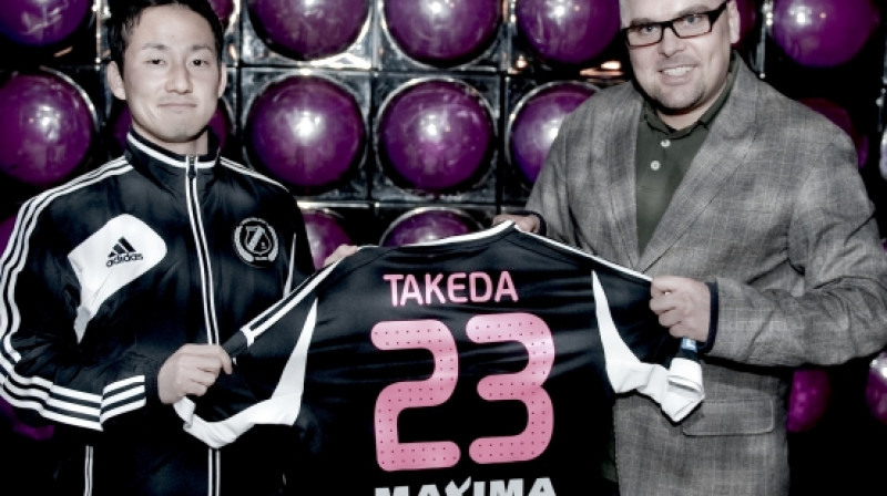 Hideaki Takeda (pa kreisi) vēl iepriekšējā sezonā bija Gulbenē, bet šogad centās palīdzēt igauņu "Nomme Kalju"
Foto: http://www.jkkalju.ee/