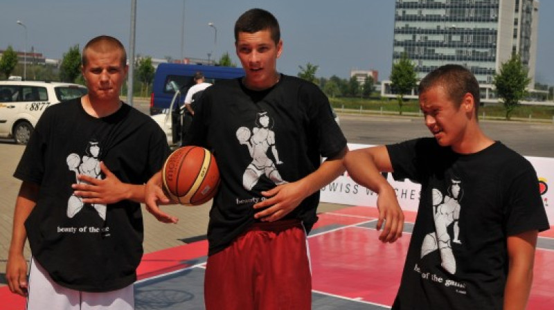 2011.gada jūlijs: Jelgavas puiši izcīnījuši tiesības braukt uz pasaules U18 čempionātu 3x3 basketbolā. No kreisās: Oskars Liepiņš, Rihards Adiņš, Uvis Strogonovs.
Foto: basket.lv