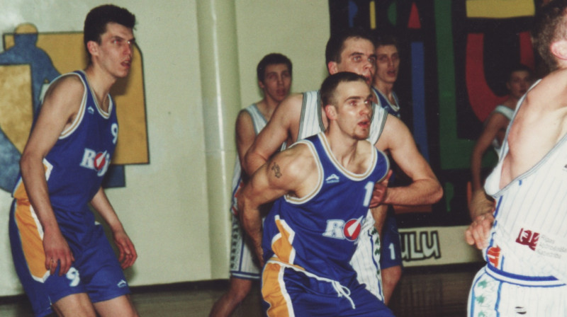 Andris Kivičs (vidū) basketbola laukuma: pirms 20 gadiem.
Foto: personīgais arhīvs