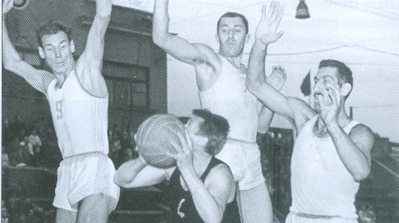 Piecdesmito gadu beigas: VEF kapteinis Raimonds Karnītis trīs Tbilisi "Dinamo" spēlētāju ielenkumā.
Foto: Latvijas basketbola vēsture