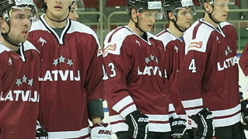 Latvijas izlases ierinda pirms spēles pret Krievijas izlasi 2012. gada 20. aprīlī. Foto: Āris Zobens