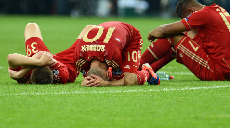 Kādas gan vēl citādākas varēja būt Minhenes "Bayern" futbolistu emocijas maijā pēc zaudējuma UEFA Čempionu līgas finālā... Foto: AFP