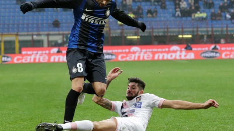 Rodrigo Palasio cīņā ar "Palermo" aizsardzību.
Foto: AP Photo/Scanpix