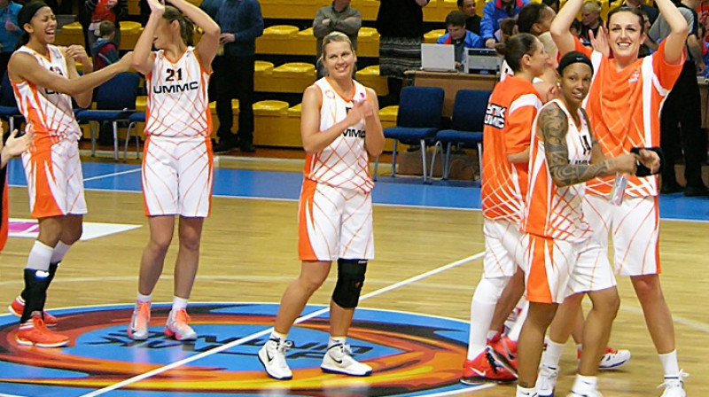 UGMK basketbolistes, centrā - Anete Jēkabsone-Žogota
Foto: UGMK