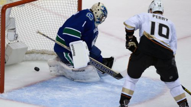 Koriju Šneideru "Canucks" vārtos pēc piecām ielaistajām ripām nomainīja Roberto Luongo, kurš nespēja apturēt vieglu Tēmu Selanē metienu
Foto: AP/Scanpix