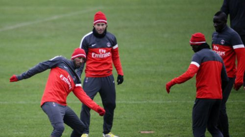 Nikolā Anelkā (ar bumbu) janvārī sportisko formu uzturēja PSG nometnē
Foto: AFP/Scanpix