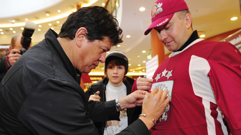 Teds Nolans sniedz autogrāfu vienam no Latvijas izlases atbalstītājiem
Foto: Prospero