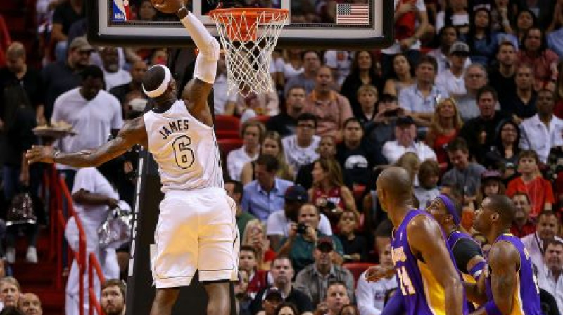 "Lakers" spēlētāji spēj tik noskatīties, kā Lebrons Džeimss triec bumbu grozā no augšas
Foto:AFP/Scanpix