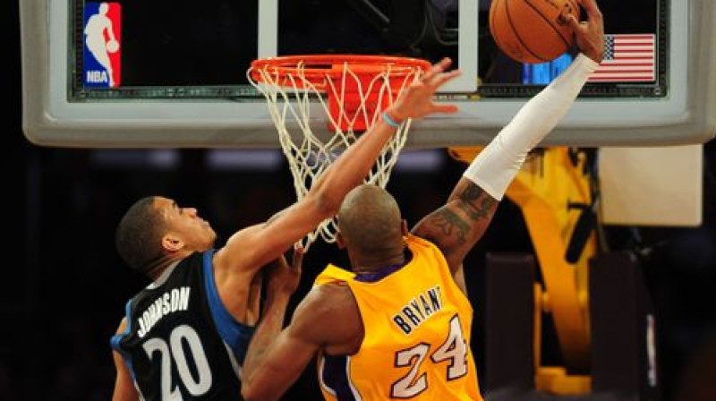 Kobe Braients triec bumbu "Timberwolves" grozā
Foto:AFP/Scanpix