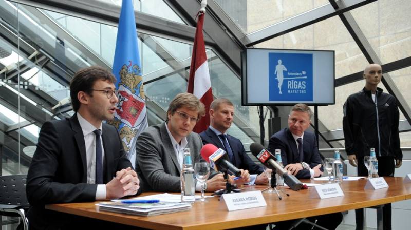 No kreisās: Aigars Nords, Nils Ušakovs, Jānis Buks un Juris Gulbis oficiālās preses konferences laikā
Foto: LETA