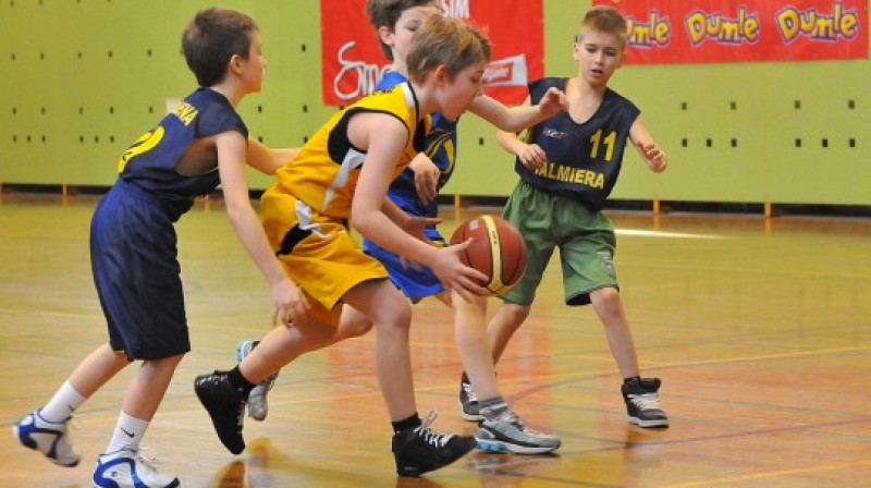 Dumle kauss: vētrainas emocijas un pirmā spēļu pieredze jaunajiem basketbolistiem.
Foto: Romualds Vambuts