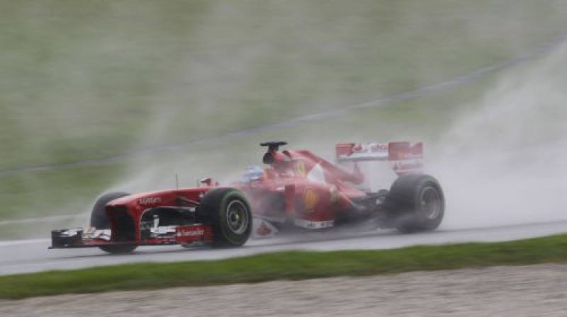 "Ferrari" komandas mašīna lietū
Foto: Digitale/Scanpix