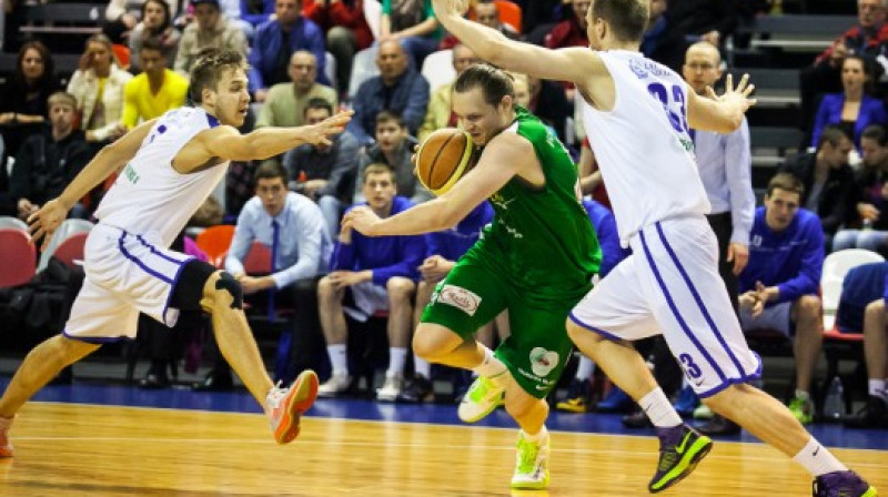 Pāvels Veselovs (ar bumbu) šovakar darbojās pārliecinoši abos laukuma galos
Foto: Jānis Priedītis