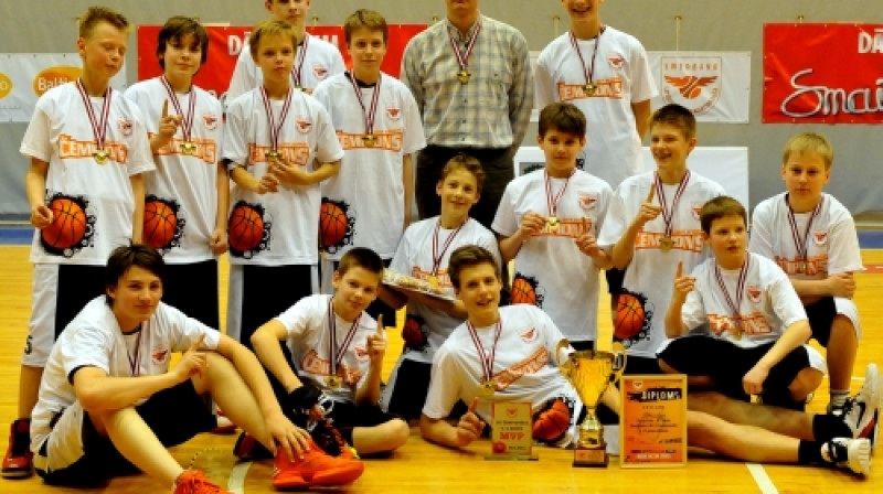 BJBS Rīga: Swedbank Latvijas Jaunatnes basketbola līgas čempioni Colgate U13 grupā.
Foto: Romualds Vambuts