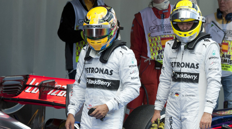"Mercedes" piloti Luiss Hamiltons un Niko Rosbergs rītdienas sacīkstes startā ieņems pirmo rindu
Foto: AFP/Scanpix