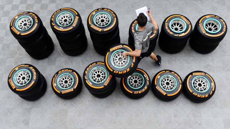 "Mercedes" komandas dalībnieks pārbauda riepas 
Foto: AP/Scanpix
