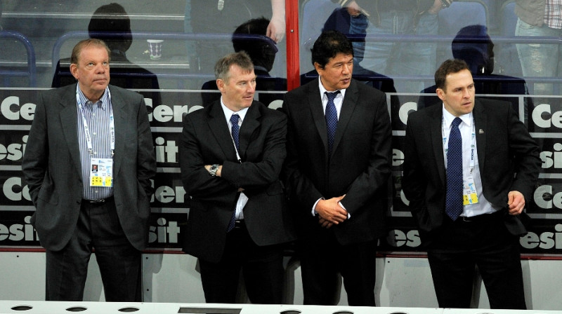 Ja Latvijas hokejā kaut kas neiet, tad vainīgais allaž viegli atrodams - tas ir Kirovs Lipmans (pirmais no kreisās). 
Foto: Romāns Kokšarovs, Sporta Avīze, f64