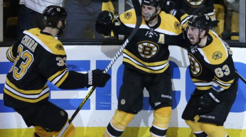 "Bruins" hokejisti līksmo - šādas uzvaras tik ātri neaizmirsīsies
Foto:AP/Scanpix