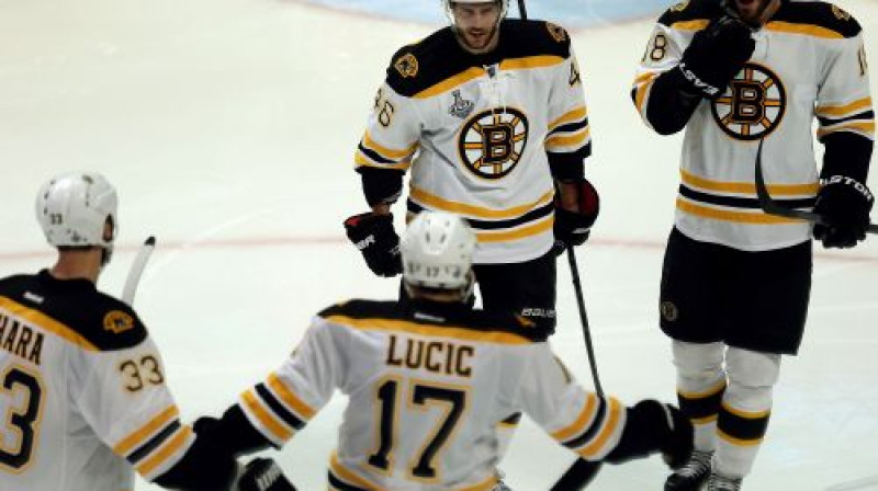 Neitans Hortons (no labās) ir Bostonas "Bruins" rezultatīvākās maiņas uzbrucējs
Foto: AFP/Scanpix