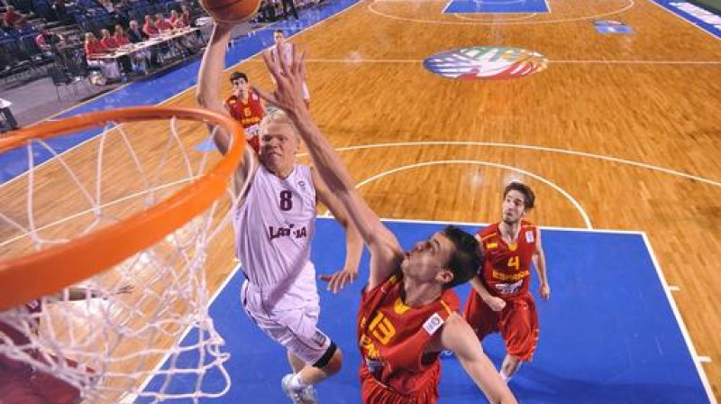 Jānis Bērziņš: 14 punktu un 12 atlēkušo bumbu Eiropas U20 čempionāta pusfināla spēlē ar Spānijas izlasi.
Foto: fibaeurope.com