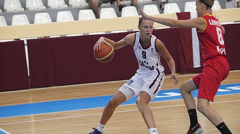 Kitija Laksa: 15 punkti un piecas pārķertas bumbas zaudējumā pret Poliju
Foto: www.fibaeurope.com