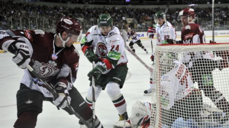 Rīgas "Dinamo" labākais snaiperis Kails Vilsons Kazaņas "Ak Bars" vārtu priekšā
Foto: Romāns Kokšarovs, Sporta Avīze, f64