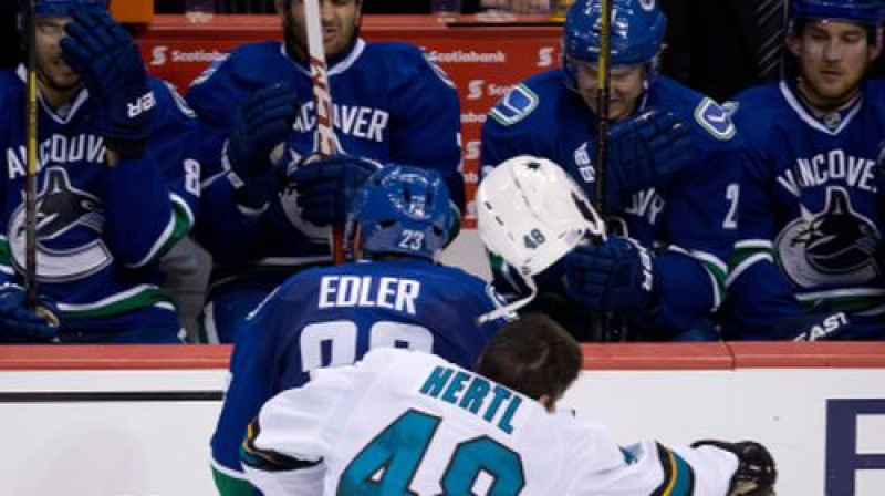 "Canucks" spēlētāji noraugās, kā Edlers ietriecas Hertlā
Foto:AP/Scanpix