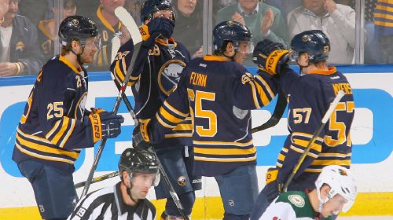 Zemgus Girgensons (#28) un "Sabres" hokejisti atzīmē savu vienīgo vārtu guvumu
Foto:AFP/Scanpix