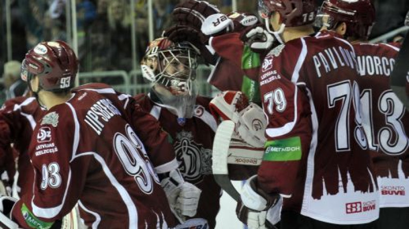 Rīgas "Dinamo" spēlētāji priecājas par pēdējo uzvaru
Foto: Romāns Kokšarovs, Sporta Avīze, f64